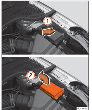 Seat Toledo. Abb. 88 Im Motorraum: Abdeckung des Sicherungskastens