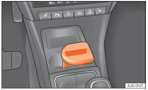 Seat Toledo. Abb. 155 In der Mittelkonsole vorn: Multimediahalter
