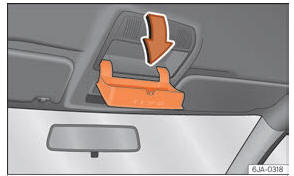Seat Toledo. Abb. 156 Detail der Dachverkleidung: Brillenfach